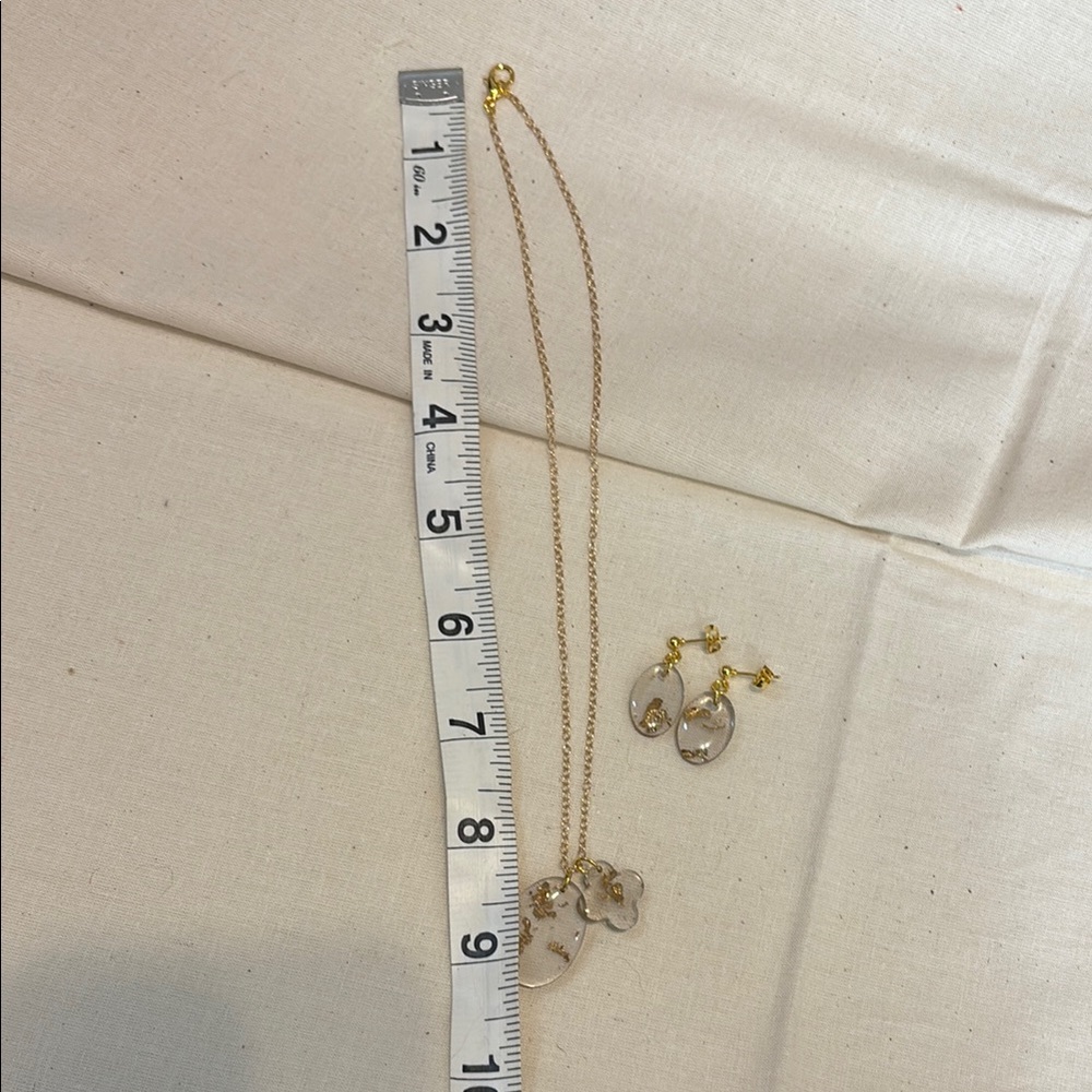 Elegant Gold Jewelry Set - Picture 3 of 3